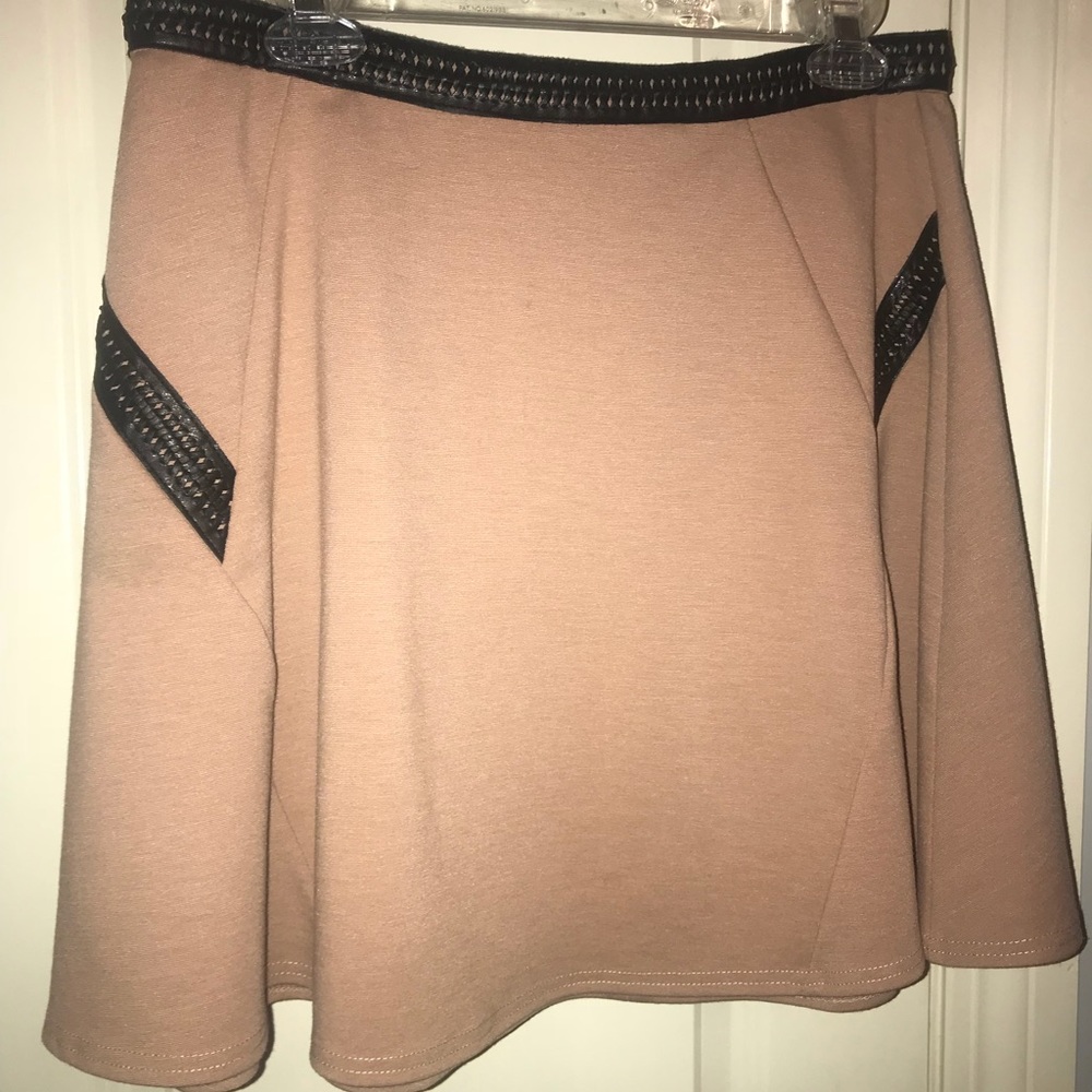 Very J tan and black leather skirt